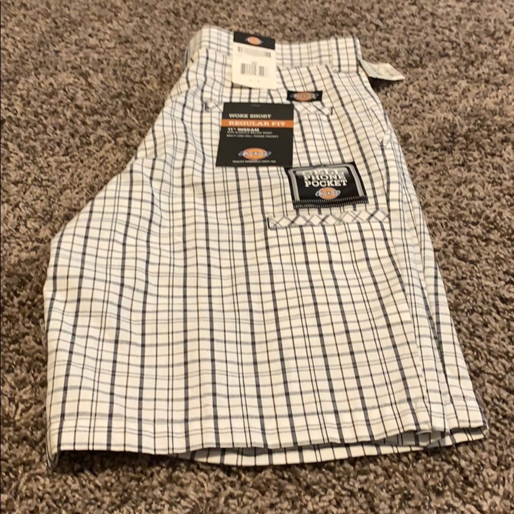 Men’s size 32 NWT Dickie shorts.